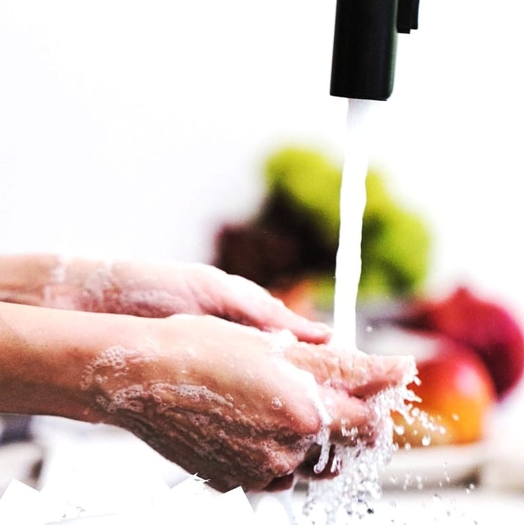 Read more about the article De ce nu folosim crema de maini si pentru fata?